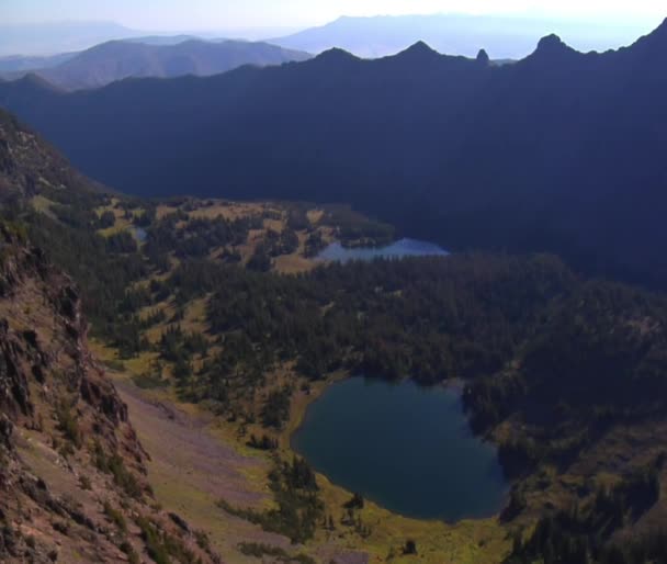 Foto aérea de bosque, montañas y lago — Vídeos de Stock