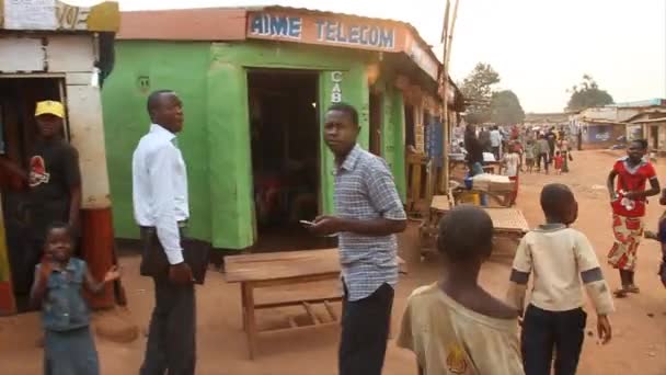 Gå genom afrikanska marknadsplats med barn — Stockvideo
