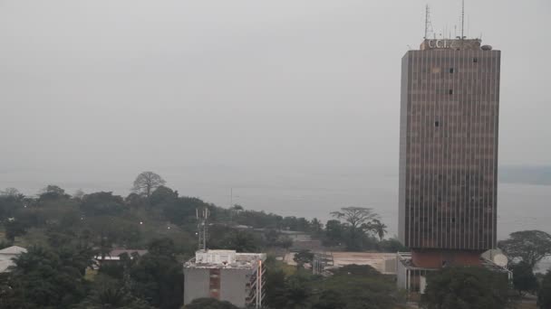 Hoog moderne gebouw naast de congo-rivier — Stockvideo