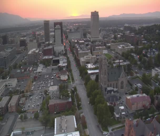 Luchtfoto van het centrum van salt lake city, zonsondergang, en kathedraal — Stockvideo