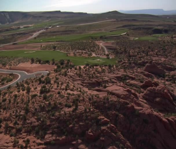 Аэросъемка поля для гольфа в пустыне — стоковое видео