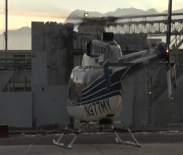 Helicopter prepares to take off — Stock Video