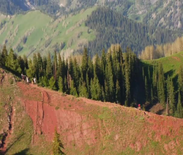 Tiro aéreo de três ciclistas de montanha em Green Mountain — Vídeo de Stock