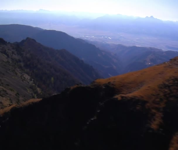 Foto aérea de picos de montaña y paredes de acantilados — Vídeos de Stock