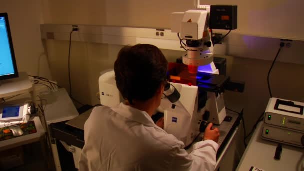 Les sciences utilisent le microscope — Video