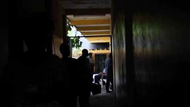 Koridorda hastaları ile Afrika Hastanesi — Stok video