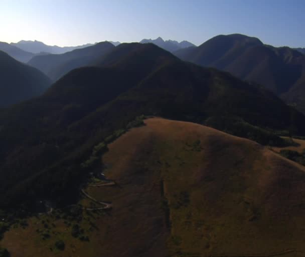 Captura aérea de bosques y laderas de montañas y campos — Vídeos de Stock