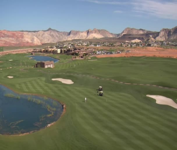 Tiro aéreo de golfistas en campo del desierto — Vídeo de stock