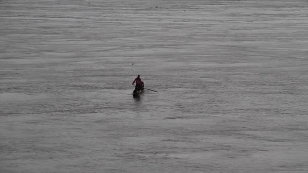 Barco en el río Congo con dos hombres — Vídeos de Stock
