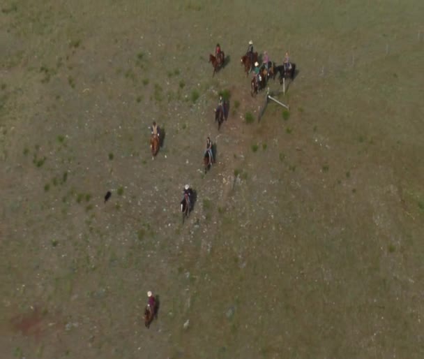 Prise de vue aérienne de cow-boys au sommet d'une montagne 
