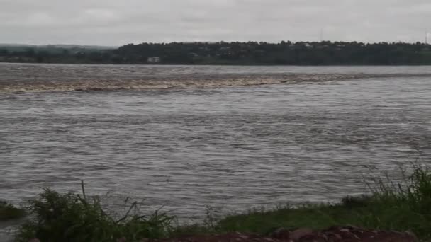 Der Kongofluss mit Booten — Stockvideo