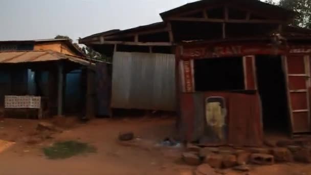 Conduire à travers le village africain à grande vitesse d'obturation — Video