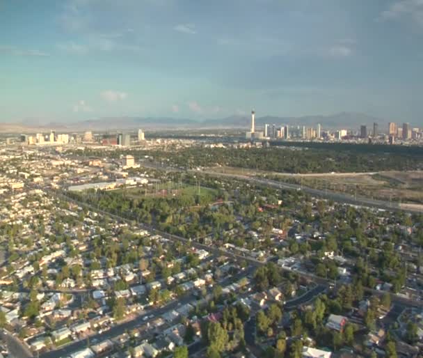 Aerial shot of Las Vegas sprawl daytime — Stock Video