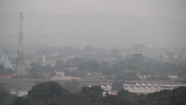 Cidade nebulosa com torre de rádio da esquerda para a direita — Vídeo de Stock