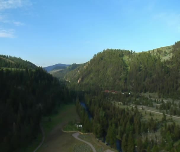 Luchtfoto van de vallei, bergen, en stroom — Stockvideo