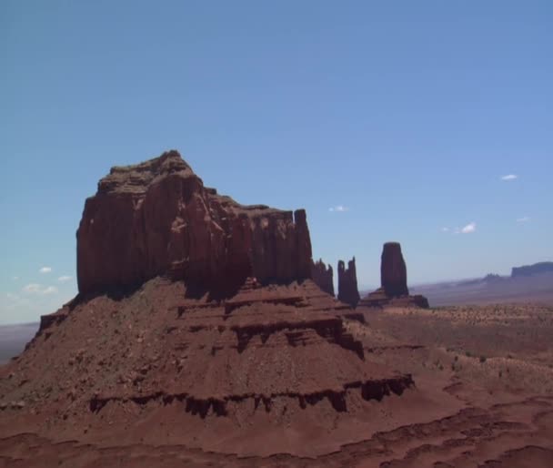 Aerial shot of Monument Valley buttes — Stock Video