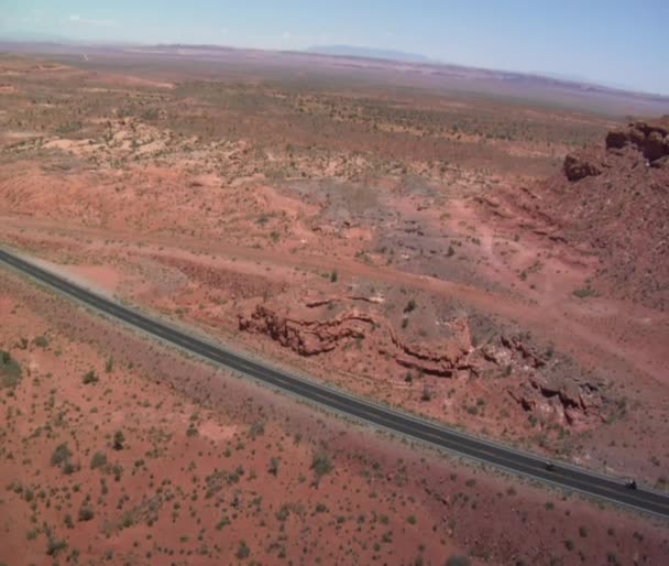 Tiro aéreo de três motocicletas na estrada Monument Valley — Vídeo de Stock