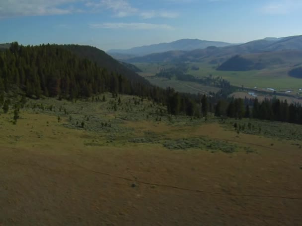 Luftaufnahme von grünem Tal, Fluss und Ranch in der Ferne — Stockvideo