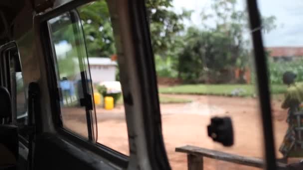 Kijkt uit raam op Afrikaanse vrouwen — Stockvideo