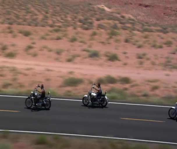 Снимок с воздуха трёх мотоциклов на шоссе Долина Монументов — стоковое видео