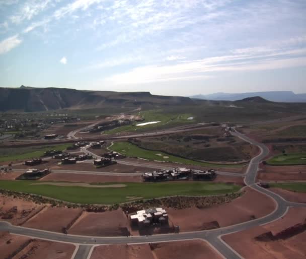 空中拍摄的高尔夫球场建设沙漠下的家园 — 图库视频影像