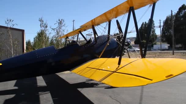 Stearman biplan taxi på flygplatsen — Stockvideo