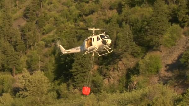 Helicóptero de extinción de incendios recoge agua del río — Vídeos de Stock
