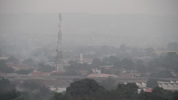 Niebla humeante en Kinshasa con torre de radio — Vídeo de stock