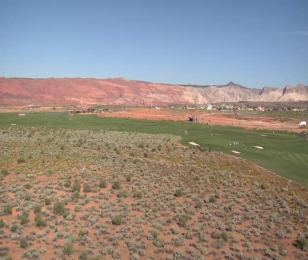 Tiro aéreo del campo de golf del desierto — Vídeos de Stock