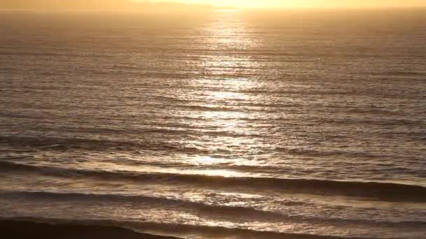 Під час заходу сонця океанських хвиль — стокове відео
