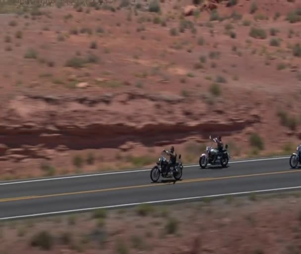 Снимок с воздуха трёх мотоциклов на шоссе Долина Монументов — стоковое видео