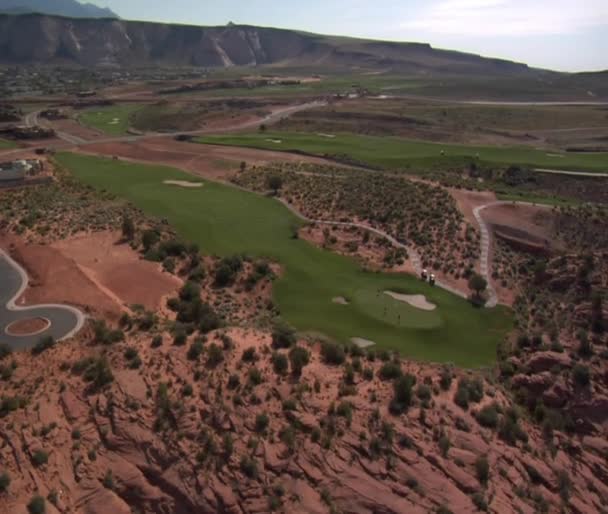 Tiro aéreo de golfistas en campo del desierto — Vídeos de Stock