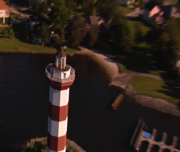 Aerial shot of lighthouse with sparkling water with zoom out — Stock Video