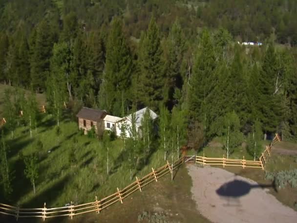 Tiro aéreo de cabana de montanha em floresta — Vídeo de Stock