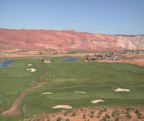 Aerial shot of desert golf course — Stock Video