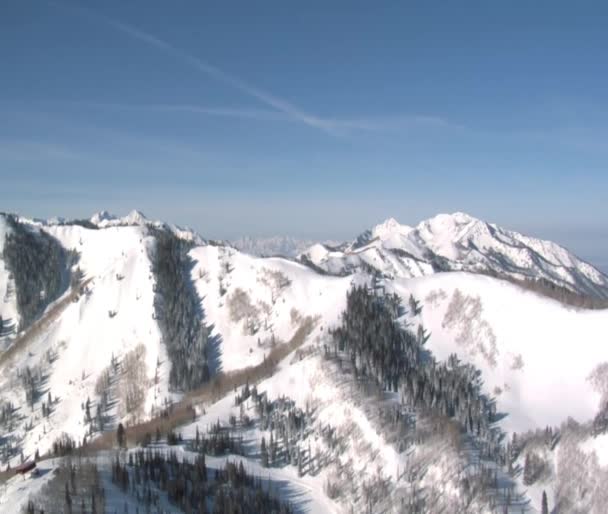 Letecký snímek lyžařského areálu se sněhem — Stock video