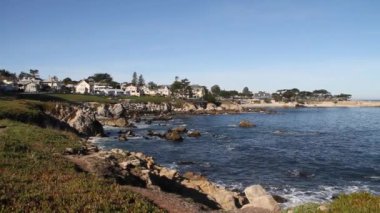 güzel kayalık sahil evleri ile