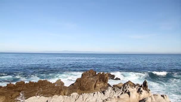 Les vagues se brisent sur le rivage rocheux — Video