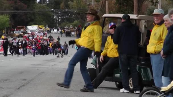 Parade avec de vieilles voitures — Video