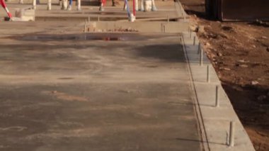 İnşaat İşçileri yeni döktü levha üzerine