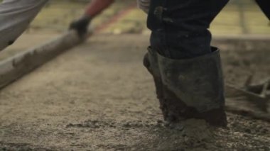 yeni düz beton dökülür.