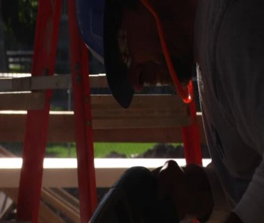 yakın çekim gücü aracını kullanarak inşaat işçisi