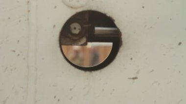 İnşaat İşçileri metal delik raf odak ile görmüş