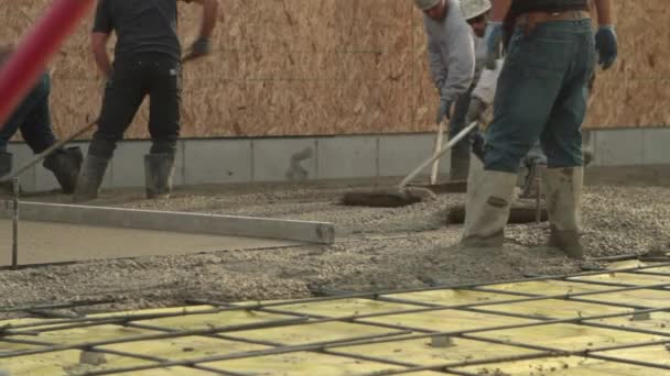 Экипаж разглаживает вновь вылитый бетон — стоковое видео