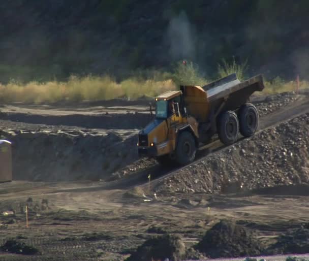 Camión volquete grande crea polvo — Vídeo de stock