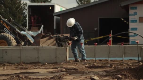 Bauarbeiter mit Stampfer — Stockvideo