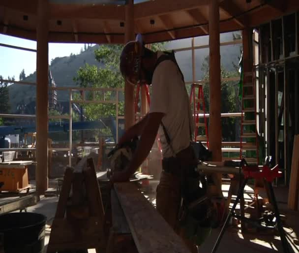 Работник с резкой древесины — стоковое видео