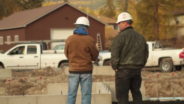 Építőipari munkavállalók beszélgetés — Stock videók