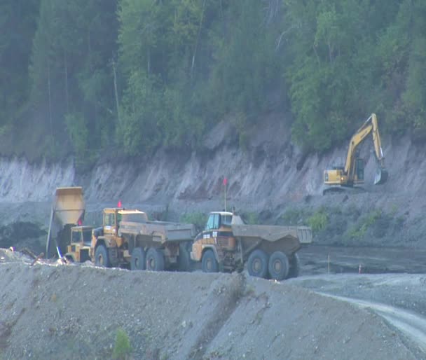 Large dump trucks with excavator — Stock Video