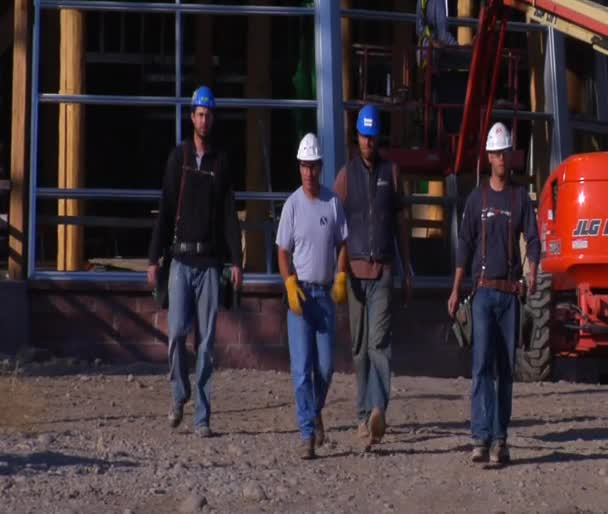 Quatro trabalhadores da construção caminharam em direção à câmera — Vídeo de Stock